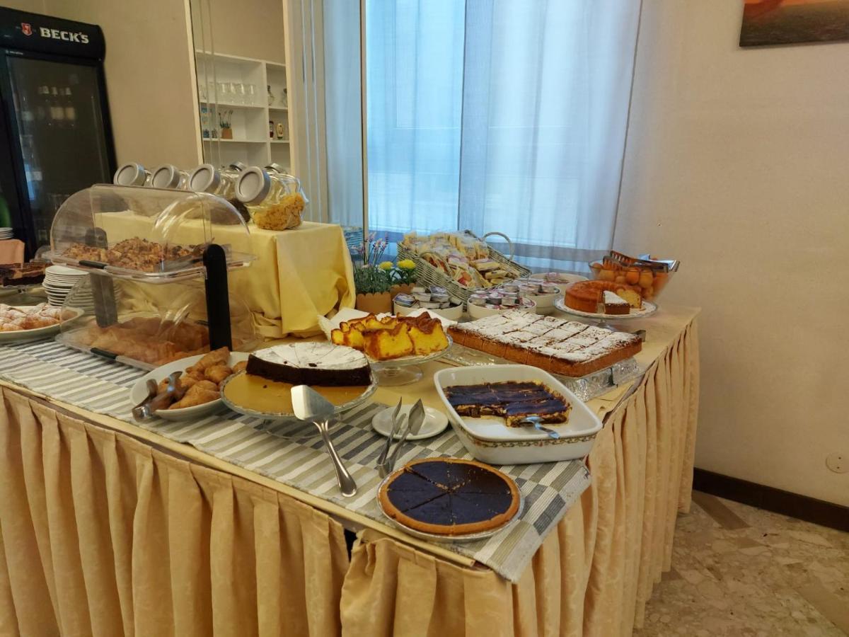Hotel Brezza Rimini Kültér fotó