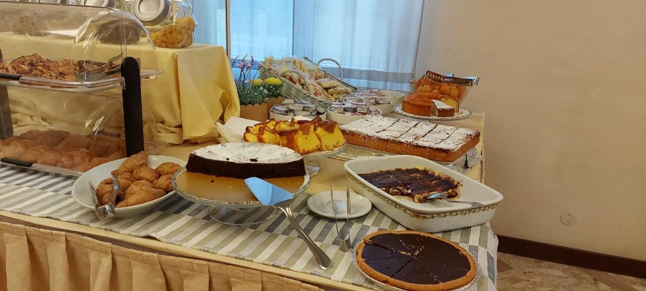 Hotel Brezza Rimini Kültér fotó