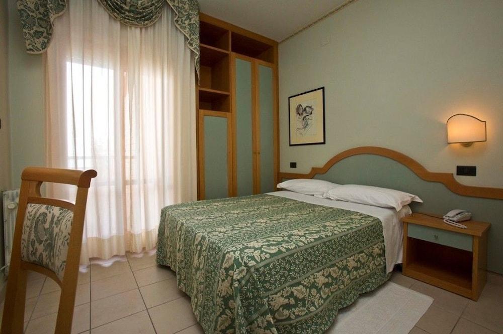 Hotel Brezza Rimini Kültér fotó